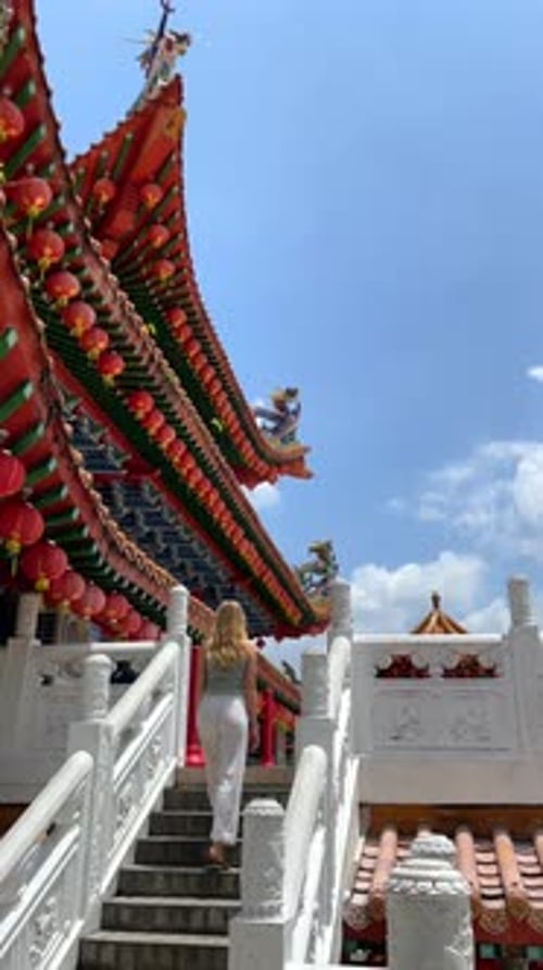 Femme caucasienne visitant le magnifique temple Thean Hou à Kuala Lumpur en Malaisie