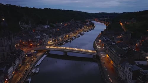 Le pont Charles de Gaulle illuminé relie le centre-ville de Dinant, divisé par la Meuse, à