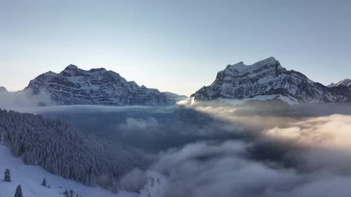 Vue aérienne de Rautispitz et de Glärnisch à Glaris Nord, en Suisse, avec des sommets enneigés.