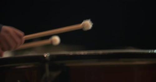 Musiker spielt Schlagzeug beim Filmmusikkonzert