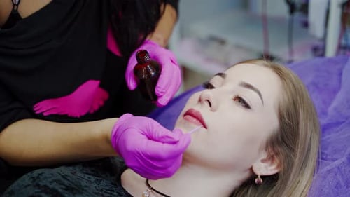 Kosmetologisches Verfahren an den Lippen im Spa-Salon.