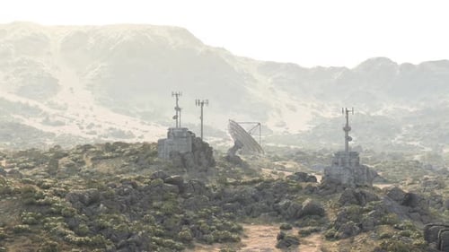 Base militar en las montañas con torres de radar y comunicación