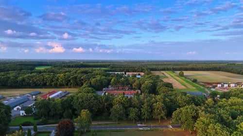 Häuser und Bauernhöfe auf dem Land. Drohnenaufnahmen über den Wäldern in der ländlichen Gegend.