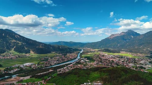 Paysage à couper le souffle d'une ville située dans la vallée au milieu des montagnes.