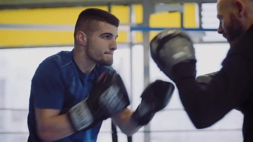 Boxertraining in Zeitlupe mit dem Trainer aus nächster Nähe