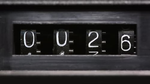 Alter mechanischer Zähler zählt Zahlen