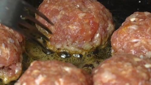 Fleischpastetchen oder Schnitzel in Form von Schnitzeln, in Öl in einer Pfanne gebraten,