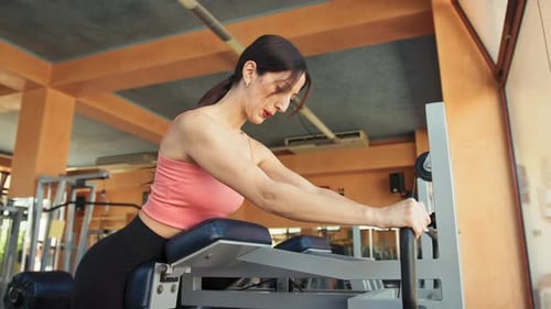 Atleta fazendo o treinamento com máquina de extensão de pernas