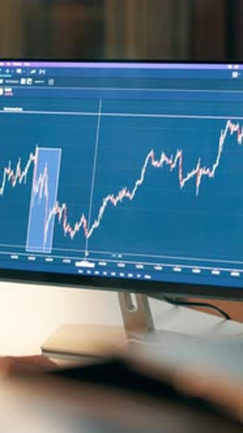 Mercado de ações, tela vazia e de computador no escritório para negociação com painel para gráficos de finanças