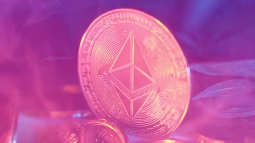 Gros plan d'un jeton de crypto-monnaie Bitcoin avec de la fumée et un éclairage LED