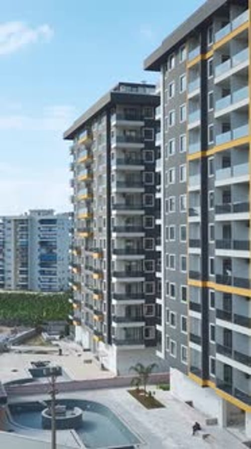 Vídeo vertical: Fachada perfecta de un edificio moderno de varios pisos con un diseño y una arquitectura elegantes
