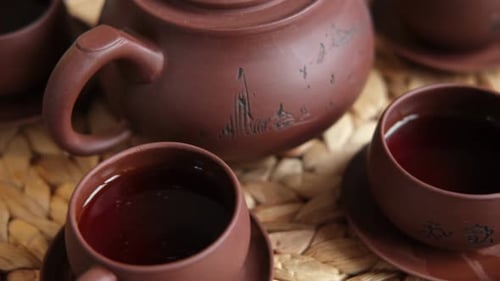 Cerimônia do chá: utensílio de chá asiático tradicional que serve uma pessoa autêntica servindo chá marrom