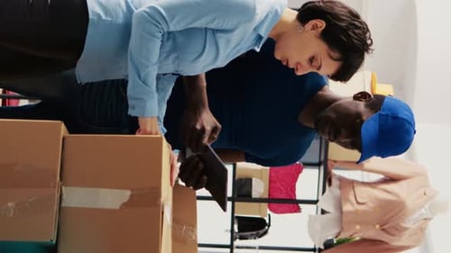 Funcionários verificando caixas de papelão