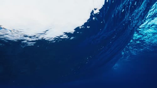 Une vague de l'océan se brise sur le rivage, vue sous-marine de la vague