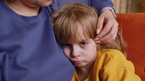 Nahaufnahme von Sad Girl Kid weint und lügt über Mutter zu Hause Gewalt gegen Kinder in der Familie