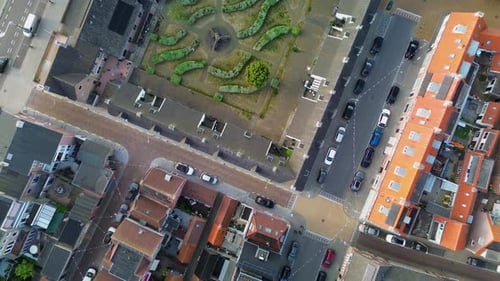 Una impresionante vista aérea de una pintoresca ciudad europea, con calles estrechas y tejados de tejas rojas