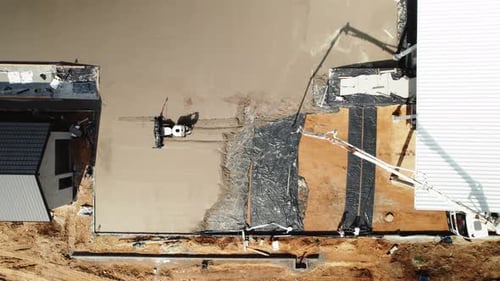 Curado aéreo de texturas de concreto en un sitio de construcción