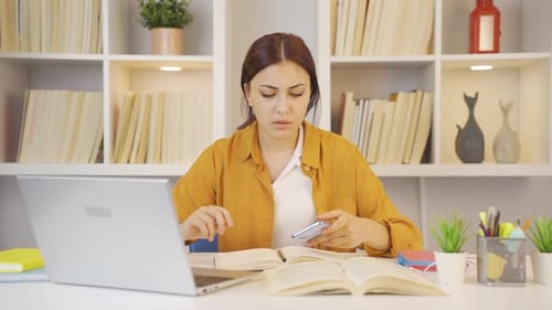 L'étudiante qui lance le téléphone est en colère.