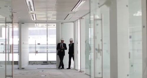 Empresario busca un nuevo espacio de oficina