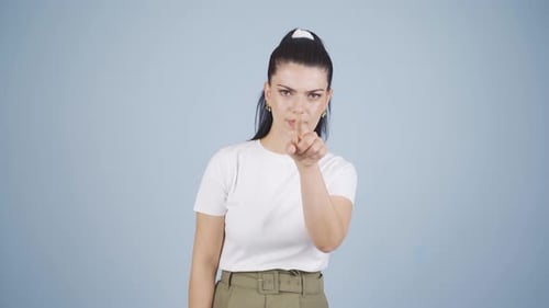 Die Frau, die ruft und in die Kamera schaut, sagt hey du.