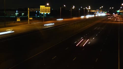 Schnell fließender Verkehr unter der Brücke