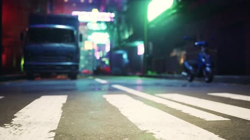 Rua da cidade iluminada por neonLit à noite com passagem para pedestres