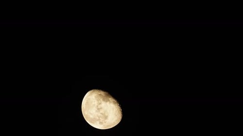 Zeitraffer bei bewölktem Mond (2K)