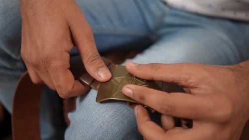 Boucle de ceinture en gros plan avec blason de l'Union soviétique entre les mains d'un homme