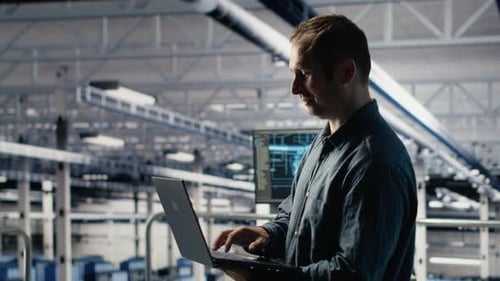 Техник центра обработки данных контролирует процесс глубокого обучения с помощью ноутбука