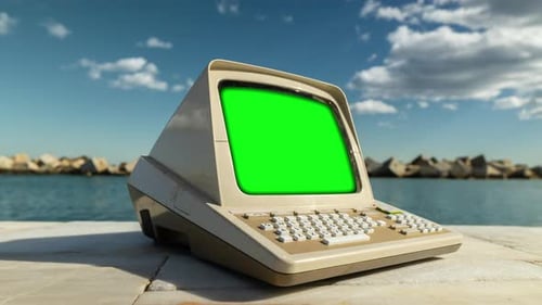 Computer am Meer mit Code und Daten auf dem Bildschirm