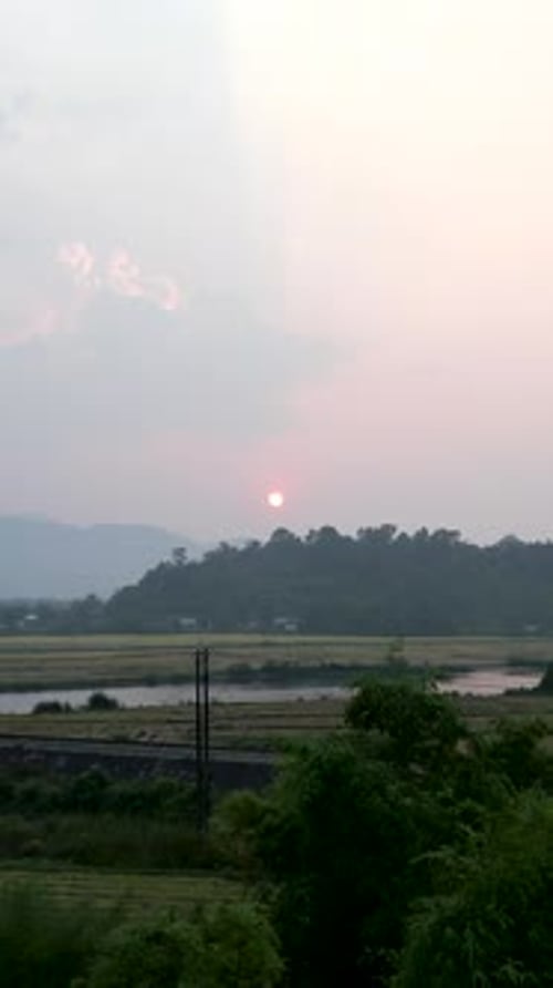 Drones survolant la végétation près de la rivière au coucher du soleil entre les montagnes du Vietnam