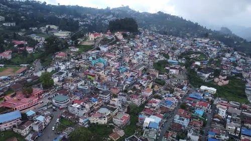 Vue épique prise par Drone de la ville de Kodaikanal avec l'église du Sacré-Cœur en vue, Dindigul, Tamil Na