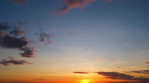 Magnifique ciel de coucher de soleil avec nuages en vidéo accélérée. 4K.