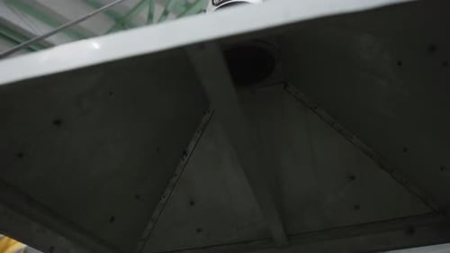Wartungsbereich des Industrielagers, in dem das Belüftungssystem und die Strukturelemente hervorgehoben werden