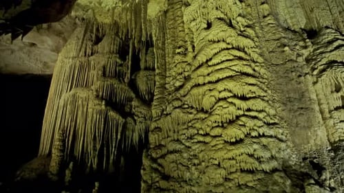 Wunderschöne Höhle mit Stalaktiten