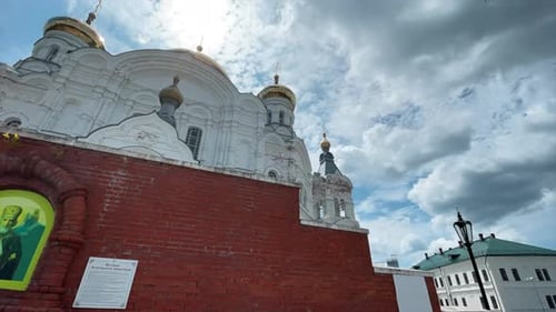 Eine riesige orthodoxe Kirche. Eine wunderschöne große weiße Kirche mit goldenen Kuppeln und einer schönen, sauberen Aussicht