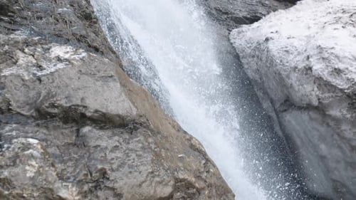Reiner Süßwasserstrom in den Bergen Fließender Fluss mit sauberem Wasser
