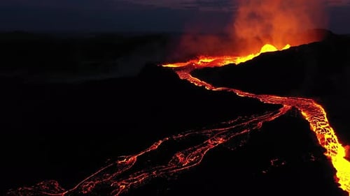 Luftbild über den Vulkanausbruch, Nachtsicht, Mount Fagradalsfjall