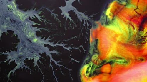 Substances fluides colorées se mélangeant et créant des motifs dynamiques, abstraits et vibrants
