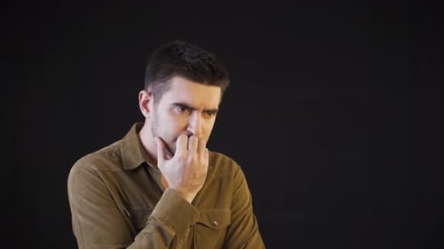 Nachdenklicher junger Mann mit psychischen Problemen.