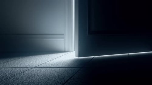 La porte s'ouvre, une lumière brillante apparaît dans une pièce sombre