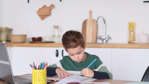 Junge studiert Mathematik an einer Online-Schule und zeigt die Antwort auf die Frage per Video