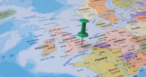 Vereinigtes Königreich von England - Reisekonzept mit grünem Stecknadel auf der Weltkarte. Der Standortpunkt