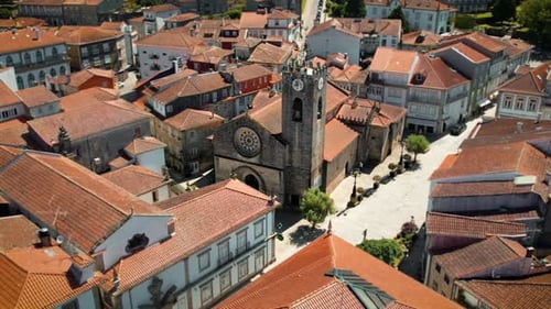 Drohnenblick auf die Kathedrale im europäischen Dorfzentrum