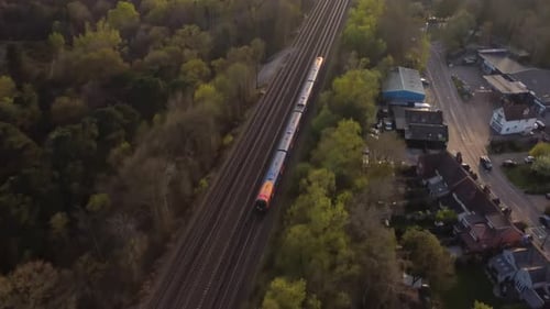 Vista aérea del tren South Western Railway que se dirige a Waterloo en Londres