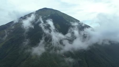 Luftbild des Mount Sindoro in Indonesien