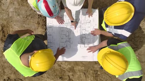 Teamplanungsflug von Ingenieuren und Architekten bei der Arbeit