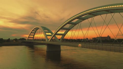 Pont de Zezelj sur la rivière au coucher du soleil