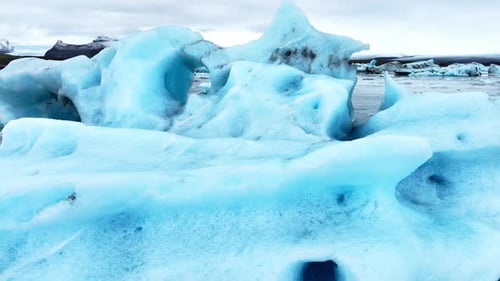 Eisberg im Meer Riesige Brocken blauen Gletschereis schwimmen auf den Wellen Arktische Natur in Island