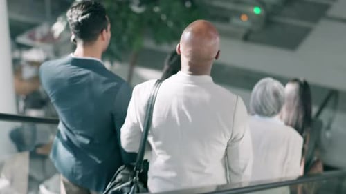 Escalier roulant, matinée et personnel d'affaires au bureau pour les trajets domicile-travail, les déplacements et l'arrivée au travail